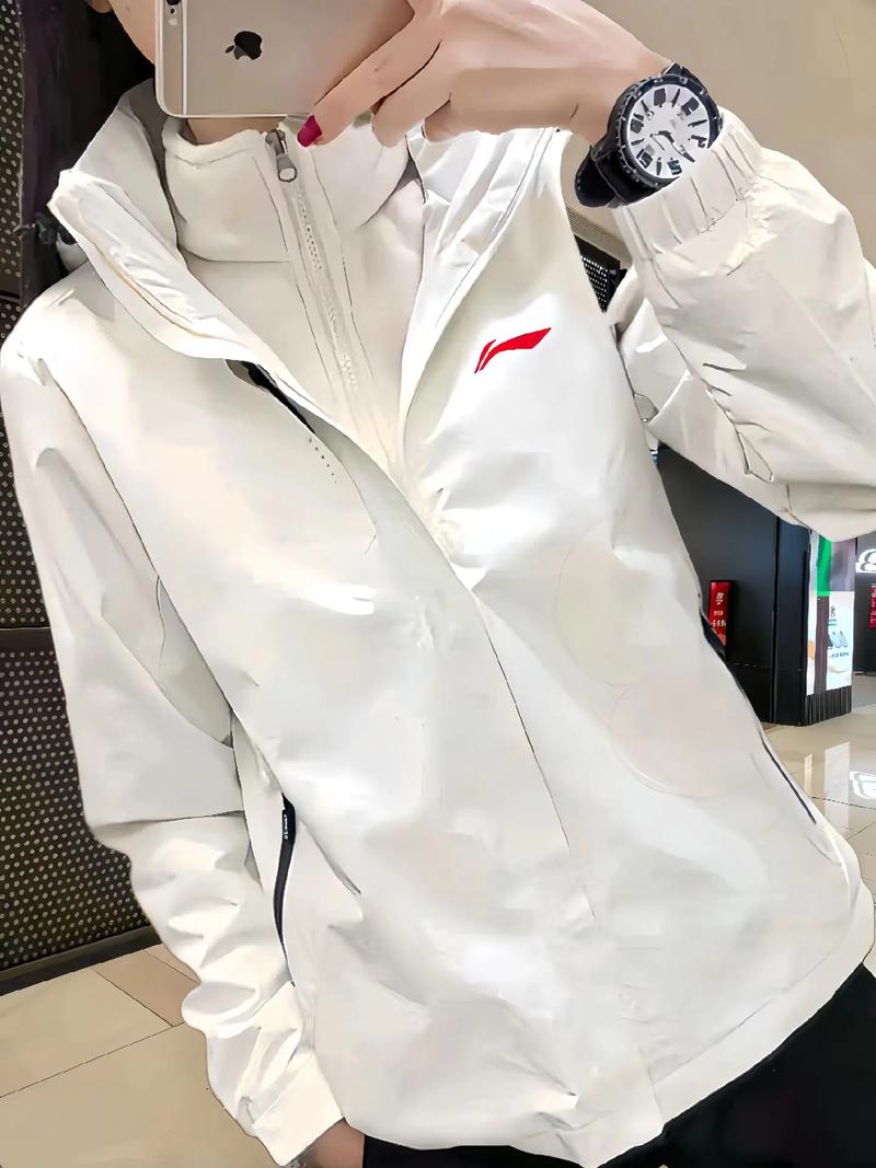 女式冲锋衣品牌怎么选？性价比高吗？-图1